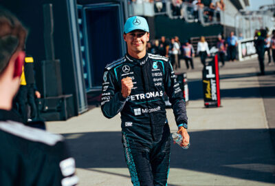 2026年F1加拿大大奖赛冲刺排位，夺得杆位的拉塞尔走过围场时握拳庆祝