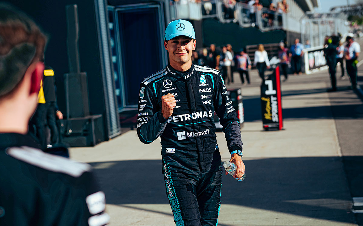 2026年F1加拿大大奖赛冲刺排位，夺得杆位的拉塞尔走过围场时握拳庆祝