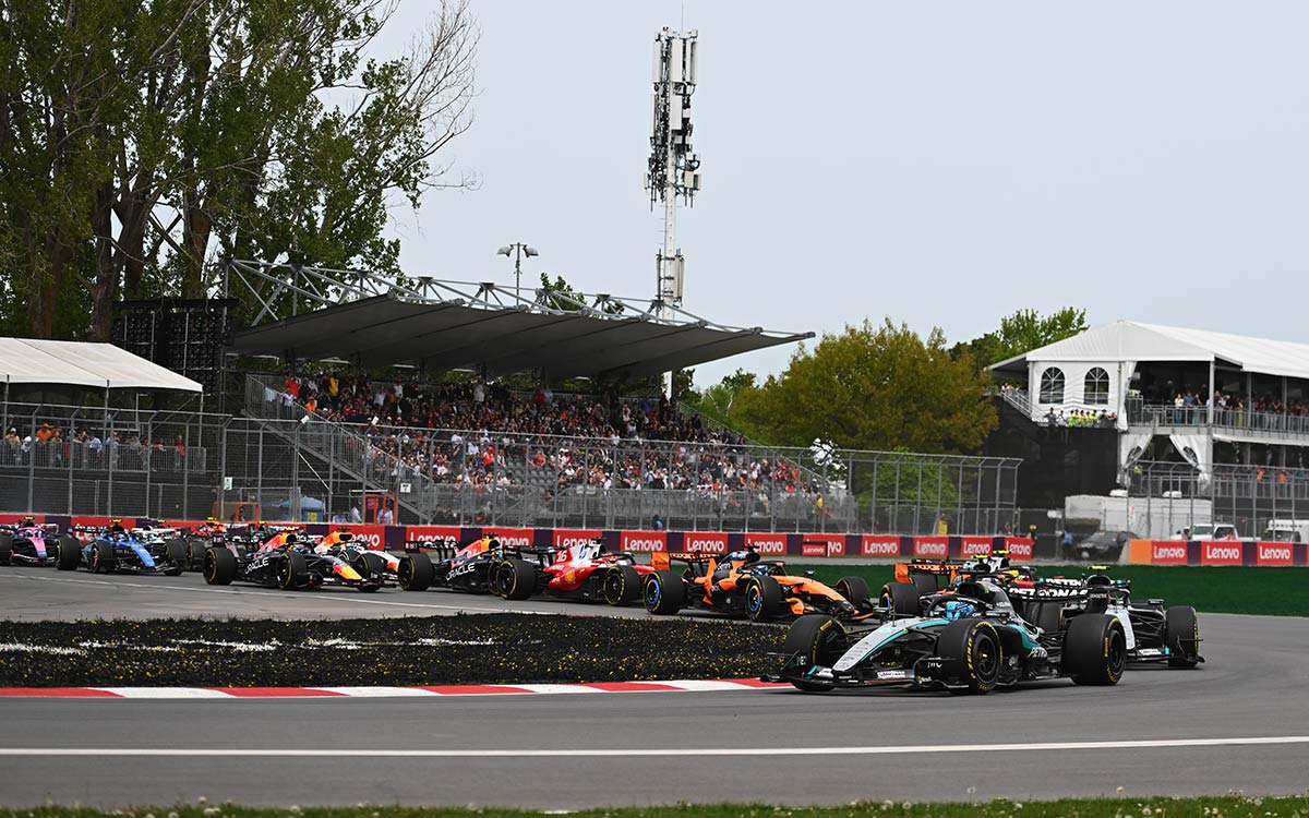 2026年F1加拿大大奖赛冲刺赛发车后，拉塞尔在1号弯挡住后方车群