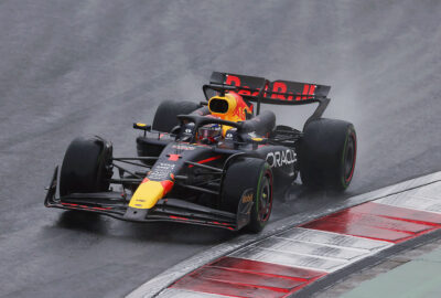 2024年F1中国大奖赛冲刺排位赛，维斯塔潘驾驶红牛赛车用半雨胎在雨中的上海国际赛道飞驰