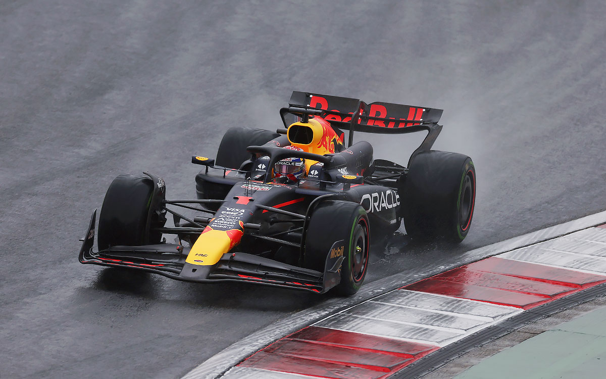 2024年F1中国大奖赛冲刺排位赛，维斯塔潘驾驶红牛赛车用半雨胎在雨中的上海国际赛道飞驰