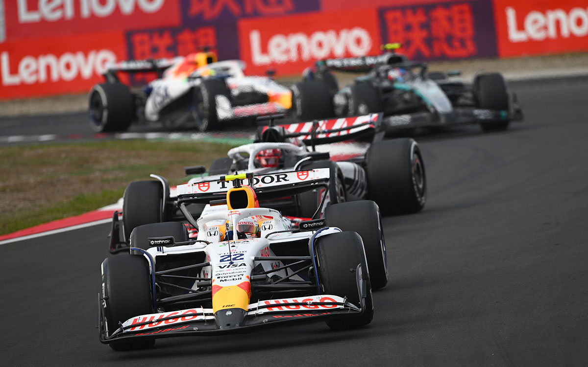 2025年F1中国大奖赛正赛,角田裕毅驾驶红牛二队VCARB 02领跑,后方为奥康(哈斯)与安东内利(梅赛德斯)