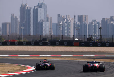 2026年F1中国大奖赛一练，维斯塔潘驾驶红牛领跑身后的汉密尔顿