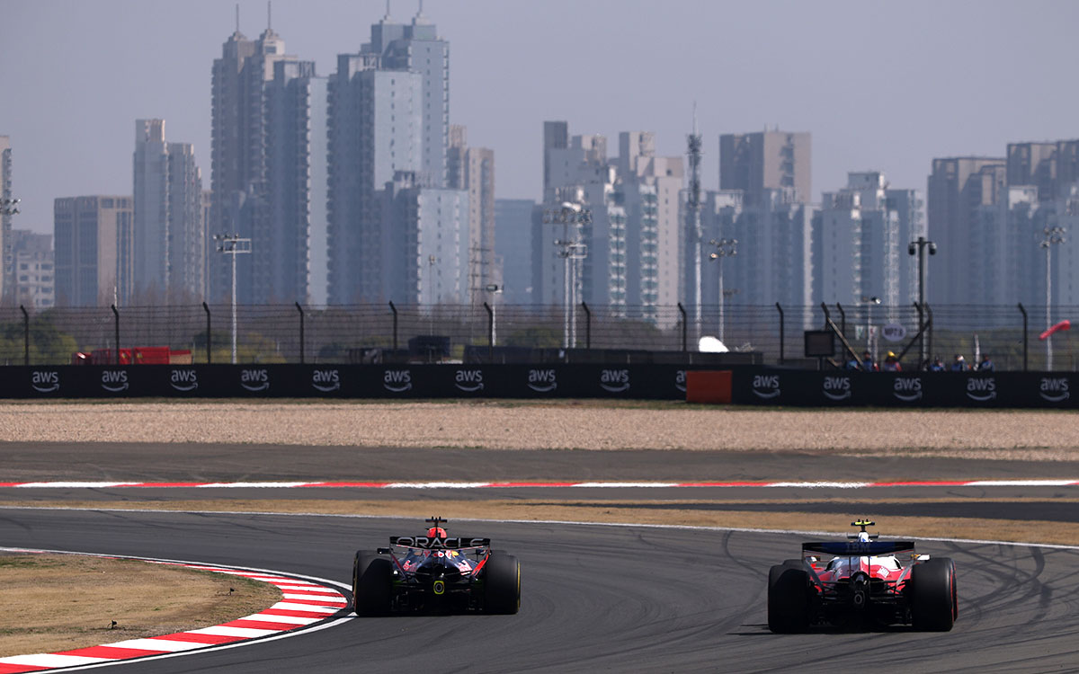2026年F1中国大奖赛一练，维斯塔潘驾驶红牛领跑身后的汉密尔顿