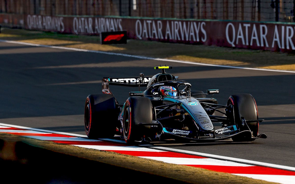 2026年F1中国大奖赛排位赛，安东内利驾驶梅赛德斯进行飞行圈
