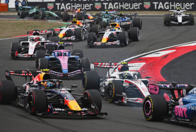 2026年F1中国大奖赛正赛发车后的混战场面