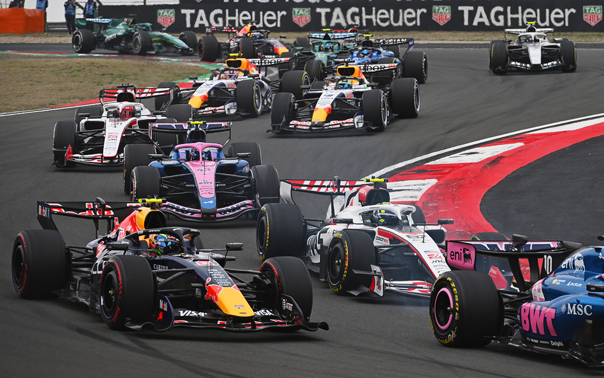 2026年F1中国大奖赛正赛发车后的混战场面