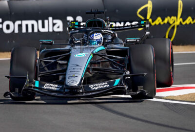 2026年F1中国大奖赛冲刺排位，拉塞尔驾驶梅赛德斯压过路肩进行冲刺圈