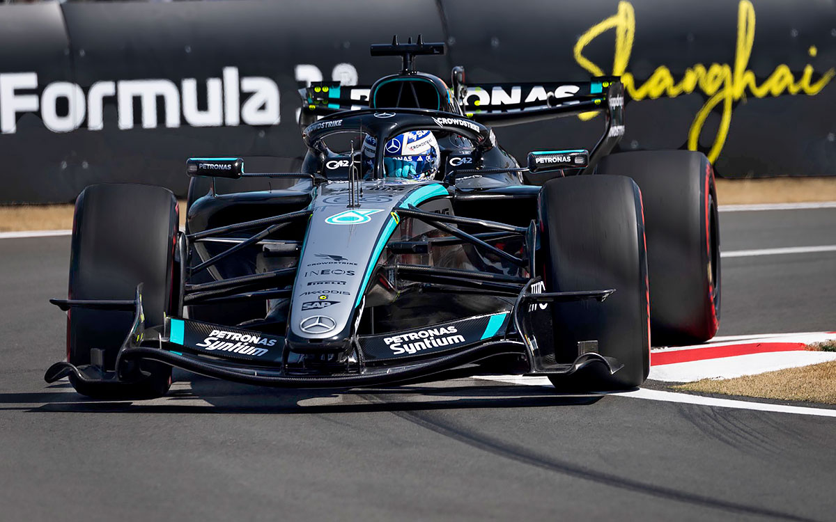 2026年F1中国大奖赛冲刺排位，拉塞尔驾驶梅赛德斯压过路肩进行冲刺圈