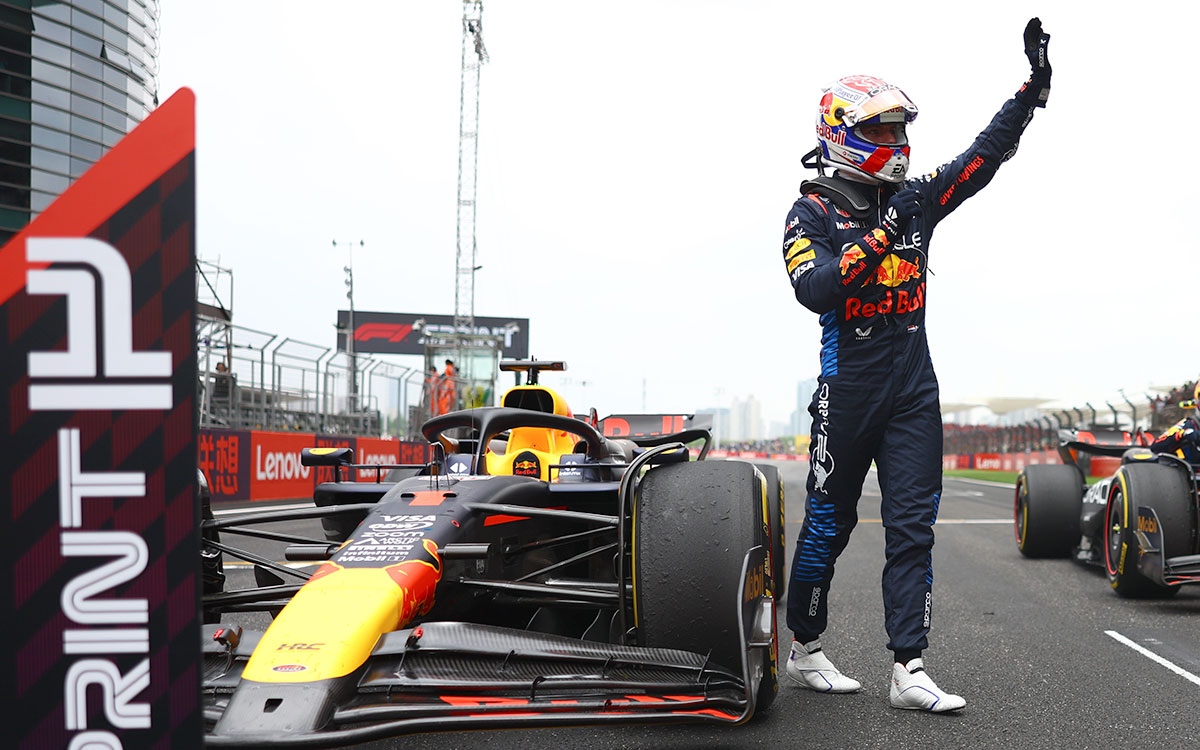 2024年F1中国大奖赛冲刺赛，冠军维斯塔潘向观众挥手致意