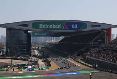 2026年F1中国大奖赛冲刺赛，车阵在上海国际赛车场巨大的主看台下起步
