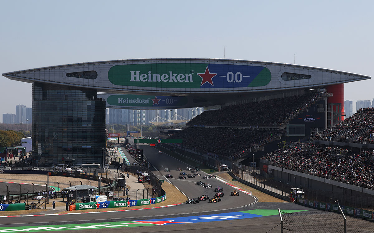 2026年F1中国大奖赛冲刺赛，车阵在上海国际赛车场巨大的主看台下起步