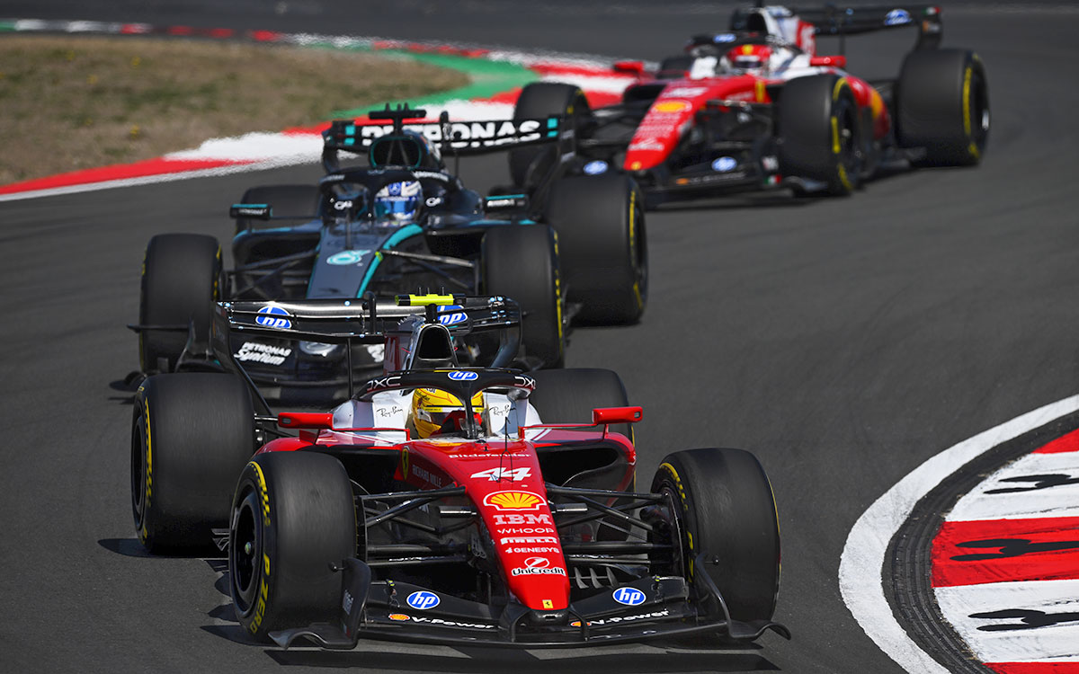 2026年F1中国大奖赛冲刺赛，汉密尔顿驾驶法拉利SF-26领先身后的拉塞尔