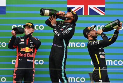 2020年F1艾费尔大奖赛正赛，在领奖台上畅饮香槟的刘易斯·汉密尔顿、马克斯·维斯塔潘与丹尼尔·里卡多