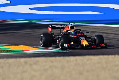 2020年F1艾米利亚罗马涅大奖赛一练，行驶在伊莫拉赛道的红牛-本田RB16