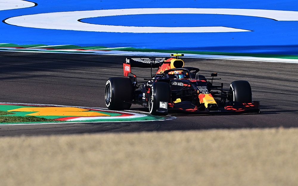 2020年F1艾米利亚罗马涅大奖赛一练，行驶在伊莫拉赛道的红牛-本田RB16
