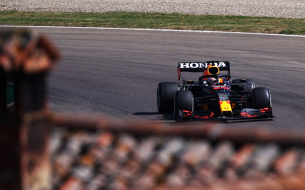 2021年F1艾米利亚罗马涅大奖赛一练，马克斯·维斯塔潘驾驶红牛在伊莫拉赛道行驶
