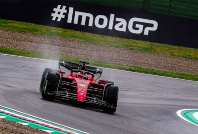 2022年F1艾米利亚罗马涅大奖赛一练，勒克莱尔驾驶法拉利使用半雨胎在雨中的伊莫拉赛道行驶