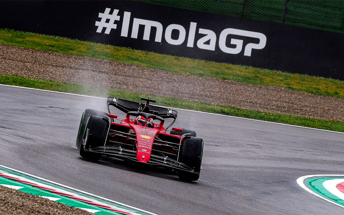 2022年F1艾米利亚罗马涅大奖赛一练，勒克莱尔驾驶法拉利使用半雨胎在雨中的伊莫拉赛道行驶