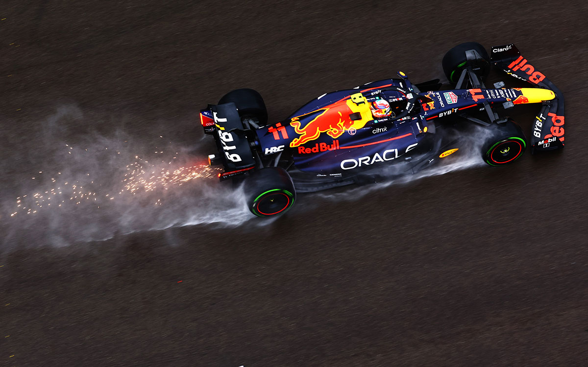 2022年F1艾米利亚罗马涅大奖赛一练,佩雷兹驾驶红牛使用半雨胎在雨中的伊莫拉赛道行驶