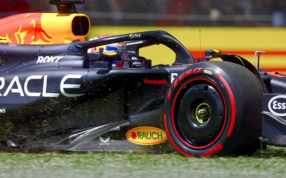2024年F1艾米利亚罗马涅大奖赛一练，维斯塔潘驾驶红牛赛车冲出赛道驶上草地