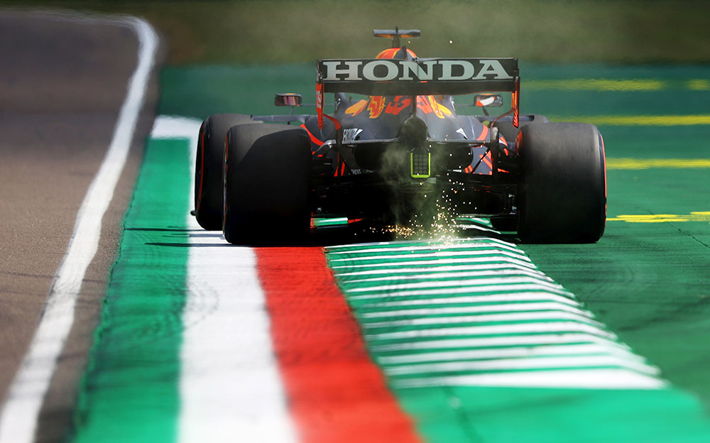 2021年F1艾米利亚罗马涅大奖赛，越过伊莫拉赛道路缘行驶的红牛RB16B车尾