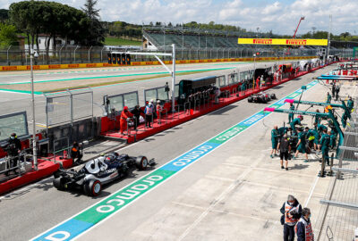 2021年F1艾米利亚罗马涅大奖赛，加斯利驾驶红牛二队在伊莫拉赛道维修区通道行驶