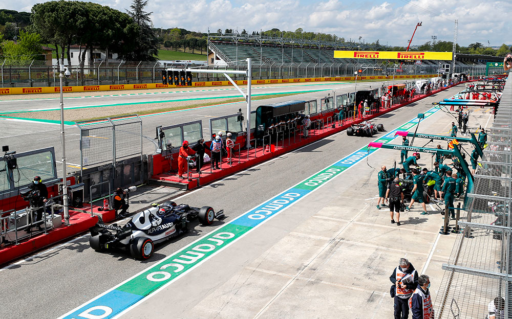 2021年F1艾米利亚罗马涅大奖赛，加斯利驾驶红牛二队在伊莫拉赛道维修区通道行驶