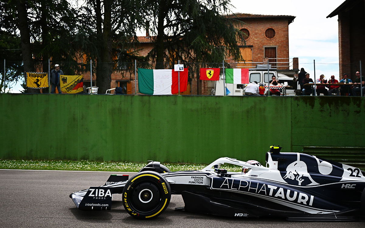 2022年F1艾米利亚罗马涅大奖赛二练，角田裕毅驾驶红牛二队在伊莫拉赛道行驶