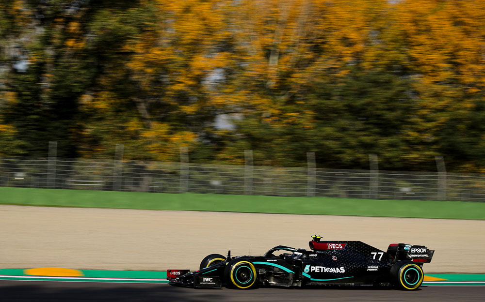 2020年F1艾米利亚罗马涅大奖赛排位赛，行驶在伊莫拉赛道的梅赛德斯车手瓦尔特利·博塔斯