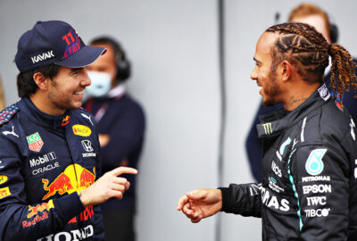 2021年F1艾米利亚罗马涅大奖赛排位赛，完赛后谈笑的杆位车手汉密尔顿与第二名佩雷兹