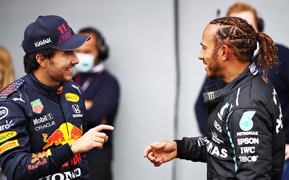 2021年F1艾米利亚罗马涅大奖赛排位赛，完赛后谈笑的杆位车手汉密尔顿与第二名佩雷兹