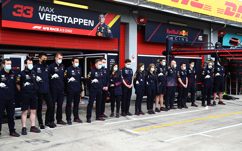 2021年F1艾米利亚罗马涅大奖赛排位赛前,红牛成员在伊莫拉赛道维修区悼念已故爱丁堡公爵菲利普亲王