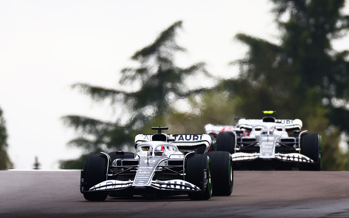 2022年F1艾米利亚罗马涅大奖赛,加斯利与角田裕毅驾驶红牛二队在伊莫拉赛道行驶