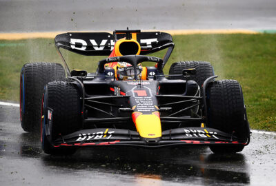 2022年F1艾米利亚罗马涅大奖赛一练，维斯塔潘驾驶红牛在雨中的伊莫拉赛道溅起水花