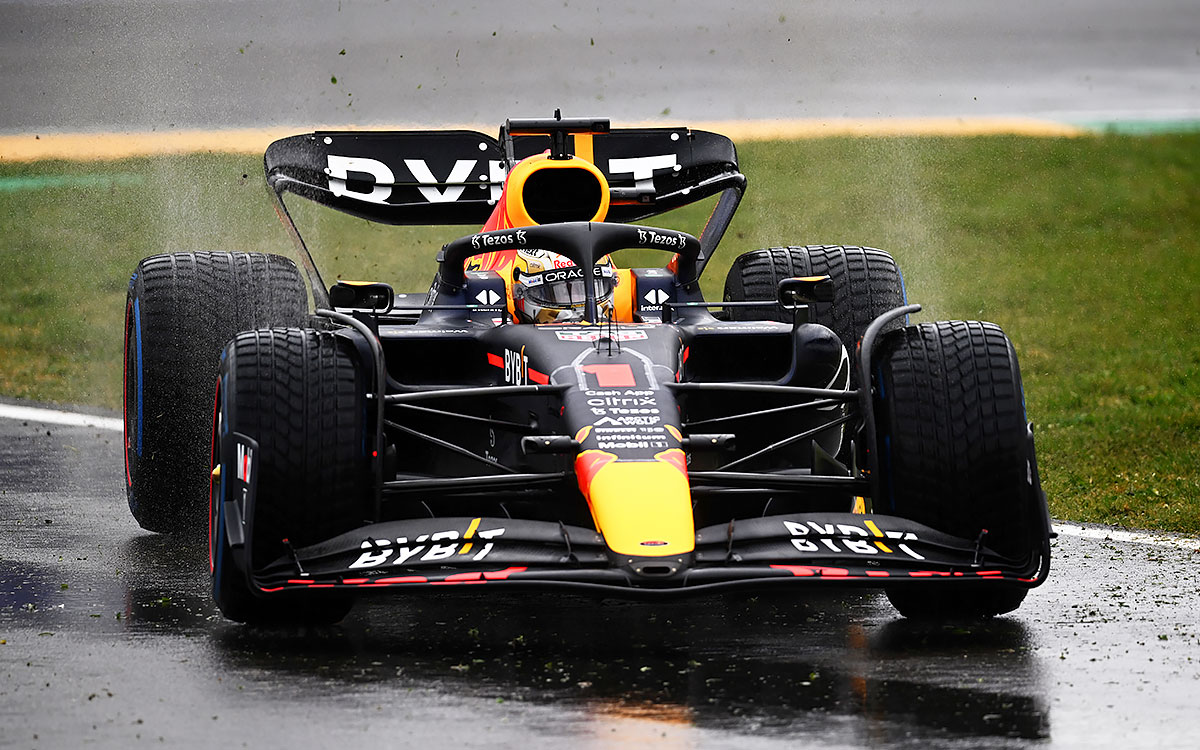 2022年F1艾米利亚罗马涅大奖赛一练，维斯塔潘驾驶红牛在雨中的伊莫拉赛道溅起水花