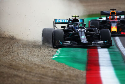 2020年F1艾米利亚罗马涅大奖赛正赛，冲进砂砾的梅赛德斯车手瓦尔特利·博塔斯与在后伺机超越的红牛-本田车手马克斯·维斯塔潘