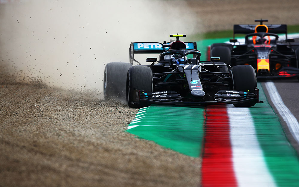 2020年F1艾米利亚罗马涅大奖赛正赛，冲进砂砾的梅赛德斯车手瓦尔特利·博塔斯与在后伺机超越的红牛-本田车手马克斯·维斯塔潘