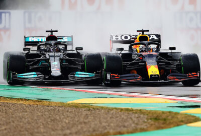 2021年F1艾米利亚罗马涅大奖赛正赛首圈，轮对轮激战的梅赛德斯车手汉密尔顿与红牛车手维斯塔潘