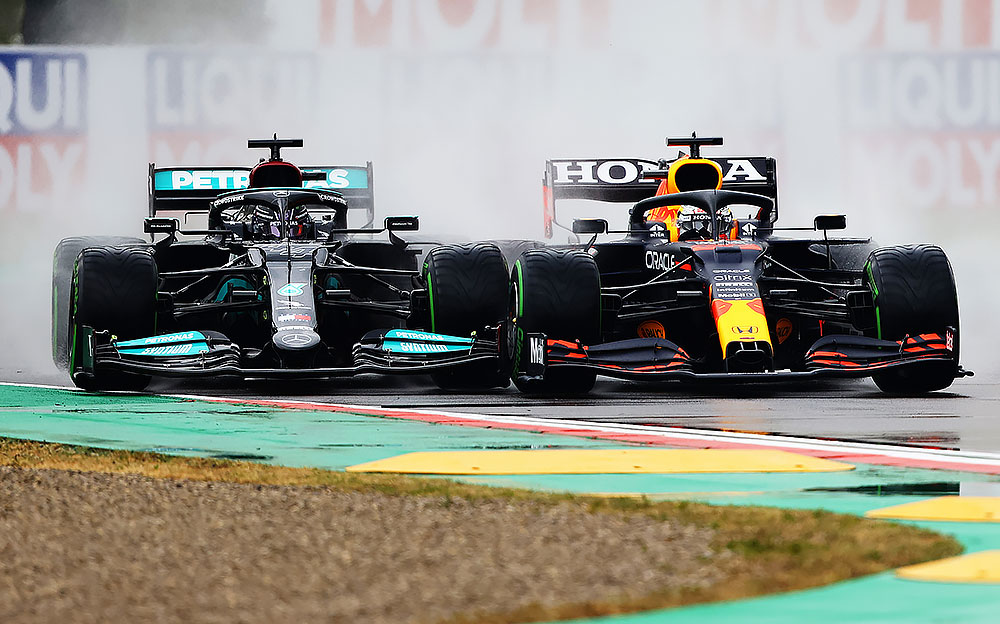 2021年F1艾米利亚罗马涅大奖赛正赛首圈，轮对轮激战的梅赛德斯车手汉密尔顿与红牛车手维斯塔潘