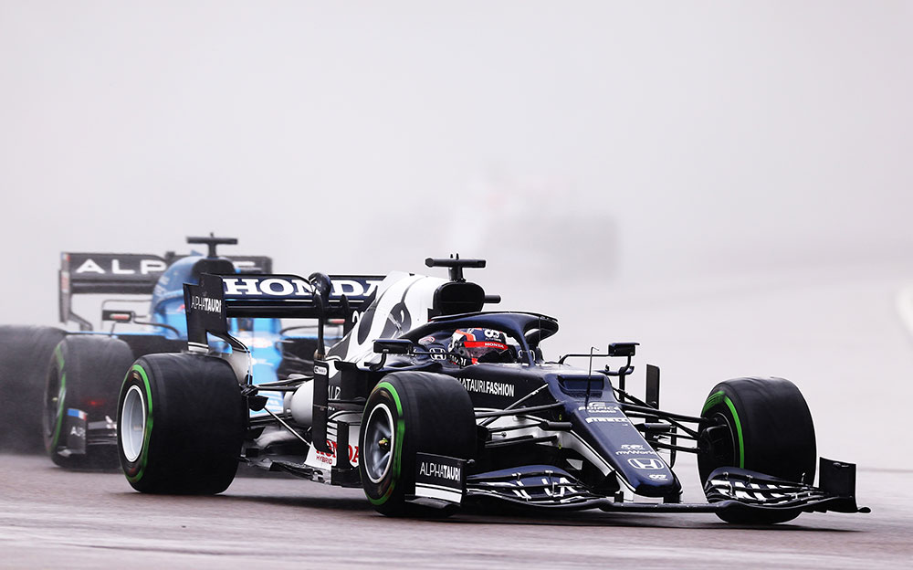 2021年F1艾米利亚罗马涅大奖赛正赛,搭载半雨胎在伊莫拉赛道行驶的红牛二队车手角田裕毅