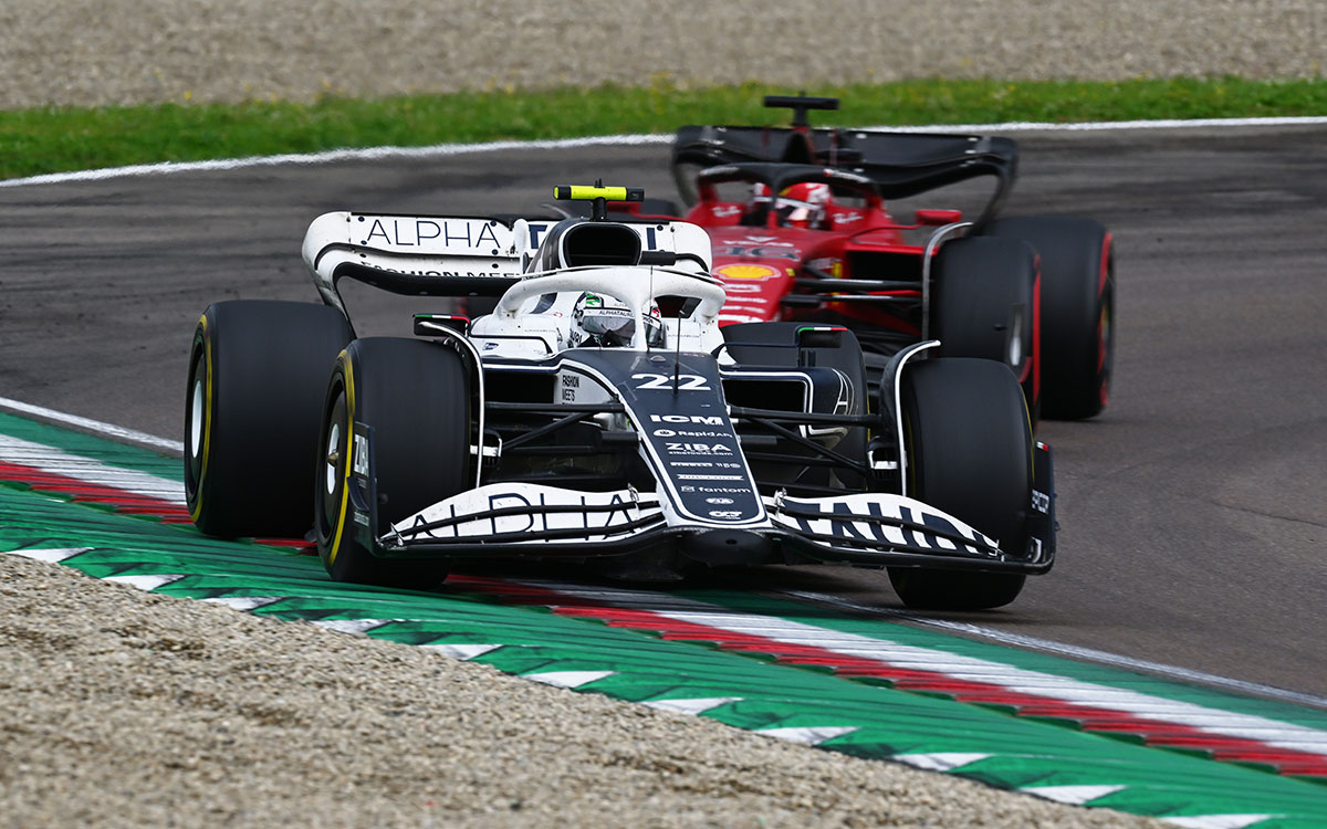 2022年F1艾米利亚罗马涅大奖赛正赛,角田裕毅(红牛二队)与勒克莱尔(法拉利)缠斗