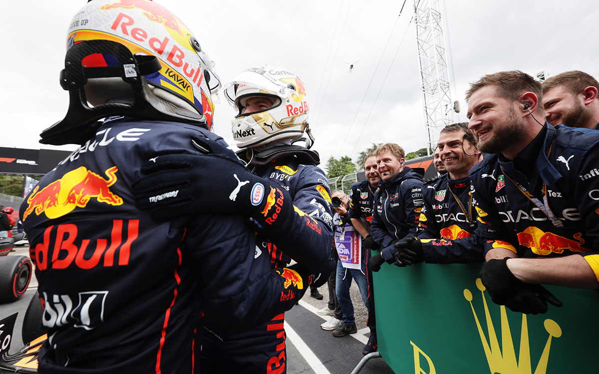 2022年F1艾米利亚罗马涅大奖赛正赛,包揽前两名的维斯塔潘与佩雷兹互相致意