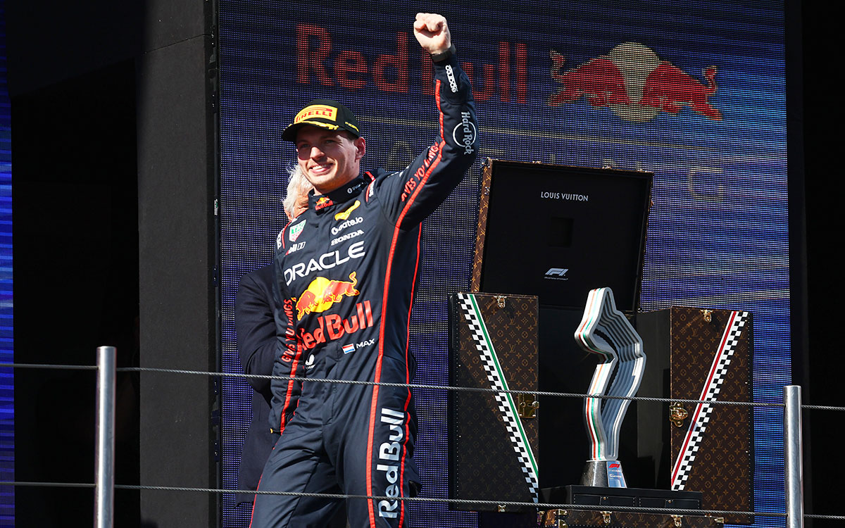 2025年F1艾米利亚罗马涅大奖赛正赛，维斯塔潘夺冠后登上颁奖台