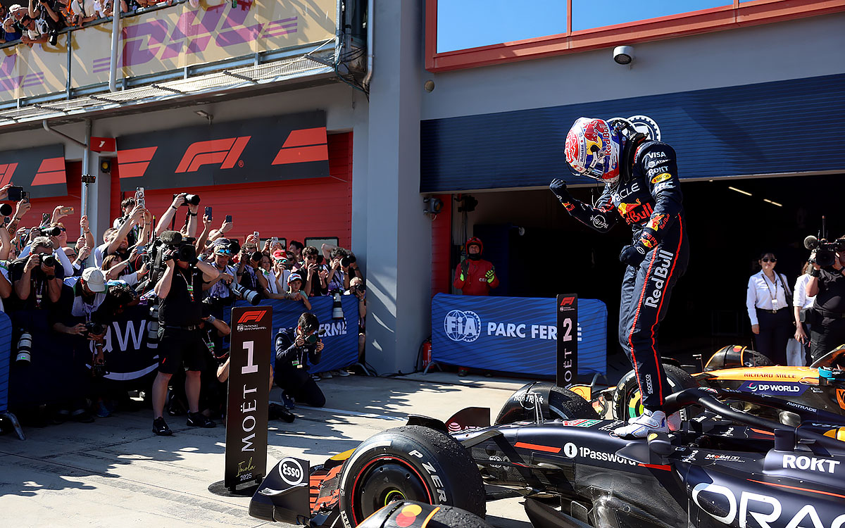 2025年F1艾米利亚罗马涅大奖赛正赛，维斯塔潘在验车区庆祝夺冠