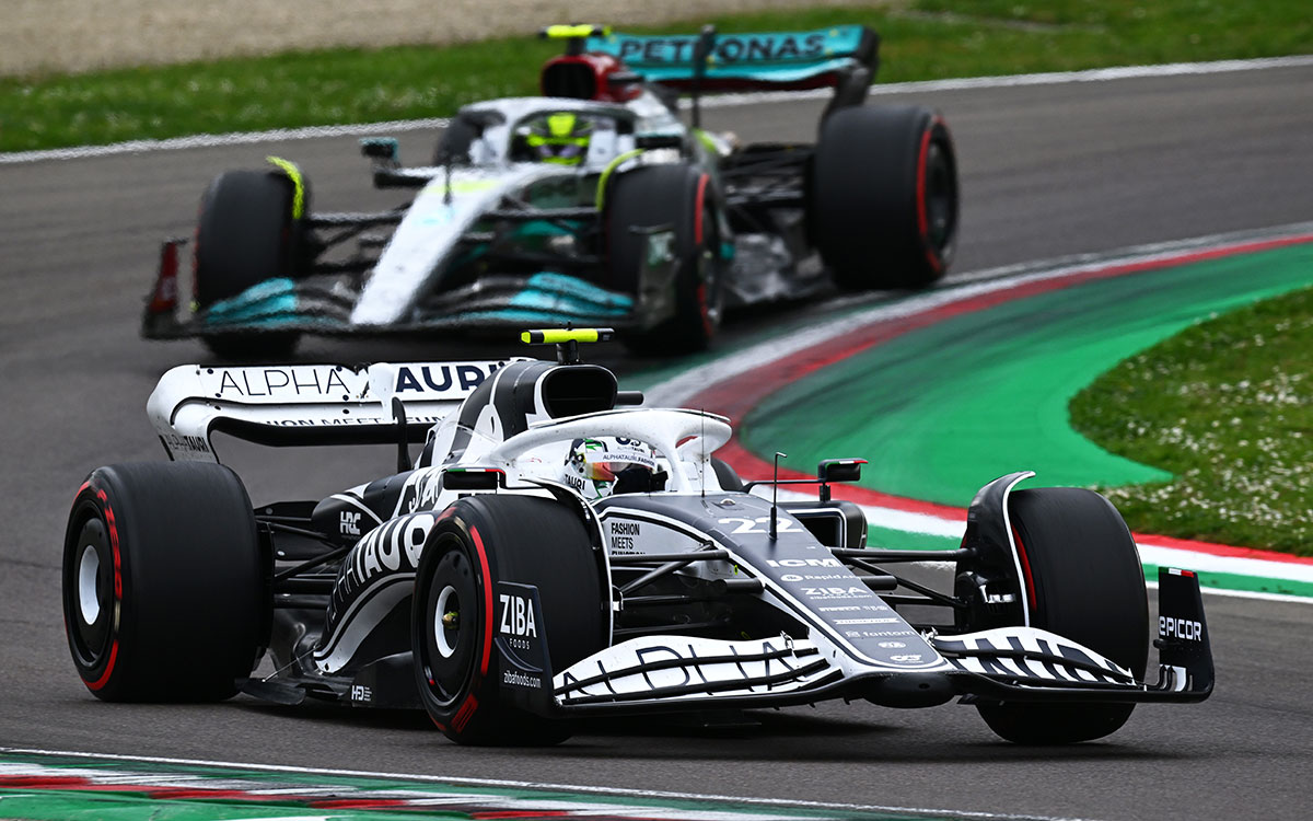 2022年F1艾米利亚罗马涅大奖赛冲刺赛,角田裕毅(红牛二队)压制身后的汉密尔顿(梅赛德斯)