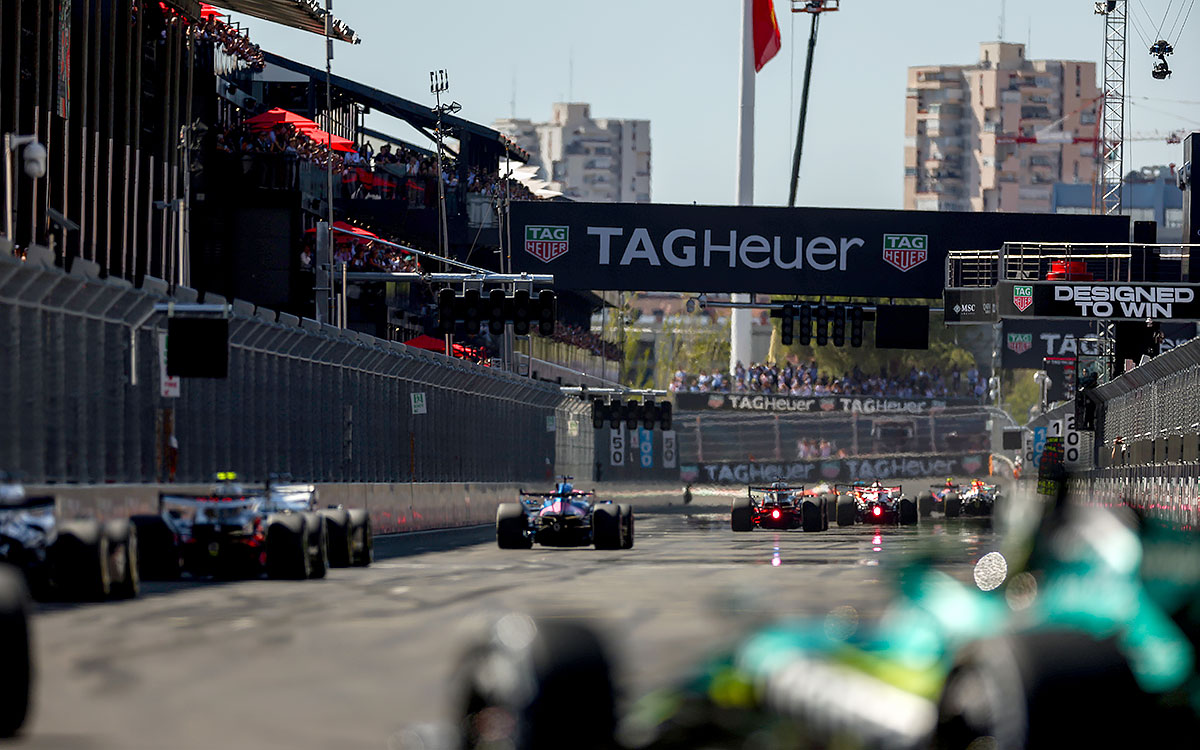 F1赛车在Madring赛道主直道行驶