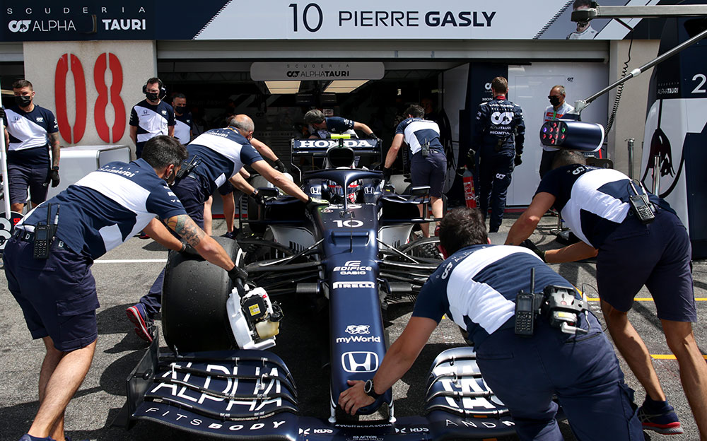 2021年F1法国大奖赛一练,被推回车库的红牛二队车手加斯利