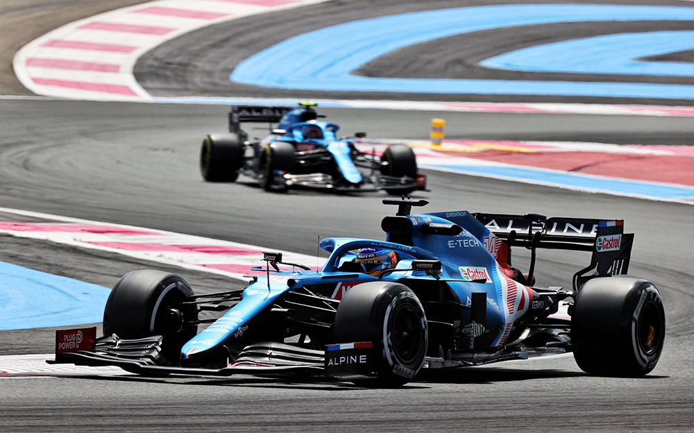 2021年F1法国大奖赛二练,行驶在保罗·里卡德赛道的阿尔派车手阿隆索与奥康