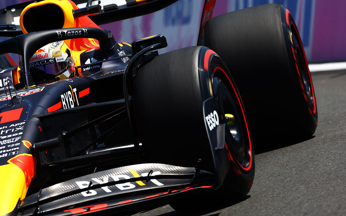2022年F1法国大奖赛二练，维斯塔潘的红牛RB18使用软胎在保罗·里卡德赛道行驶
